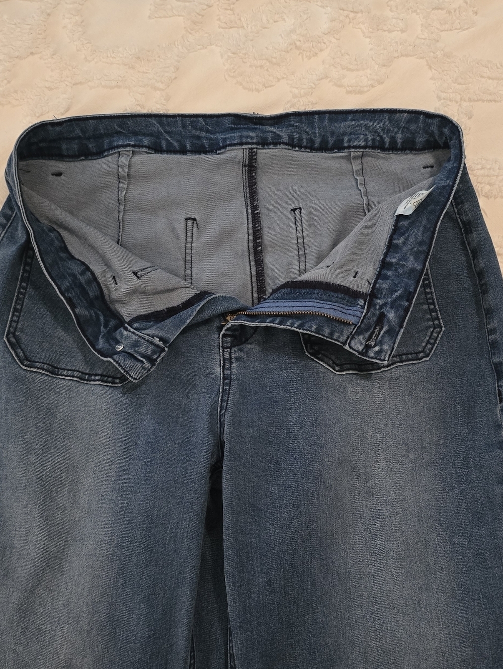 Women's High Rise Wide Leg Jeans, 4 Pocket, Size 14 (310) - Picture 6 of 11